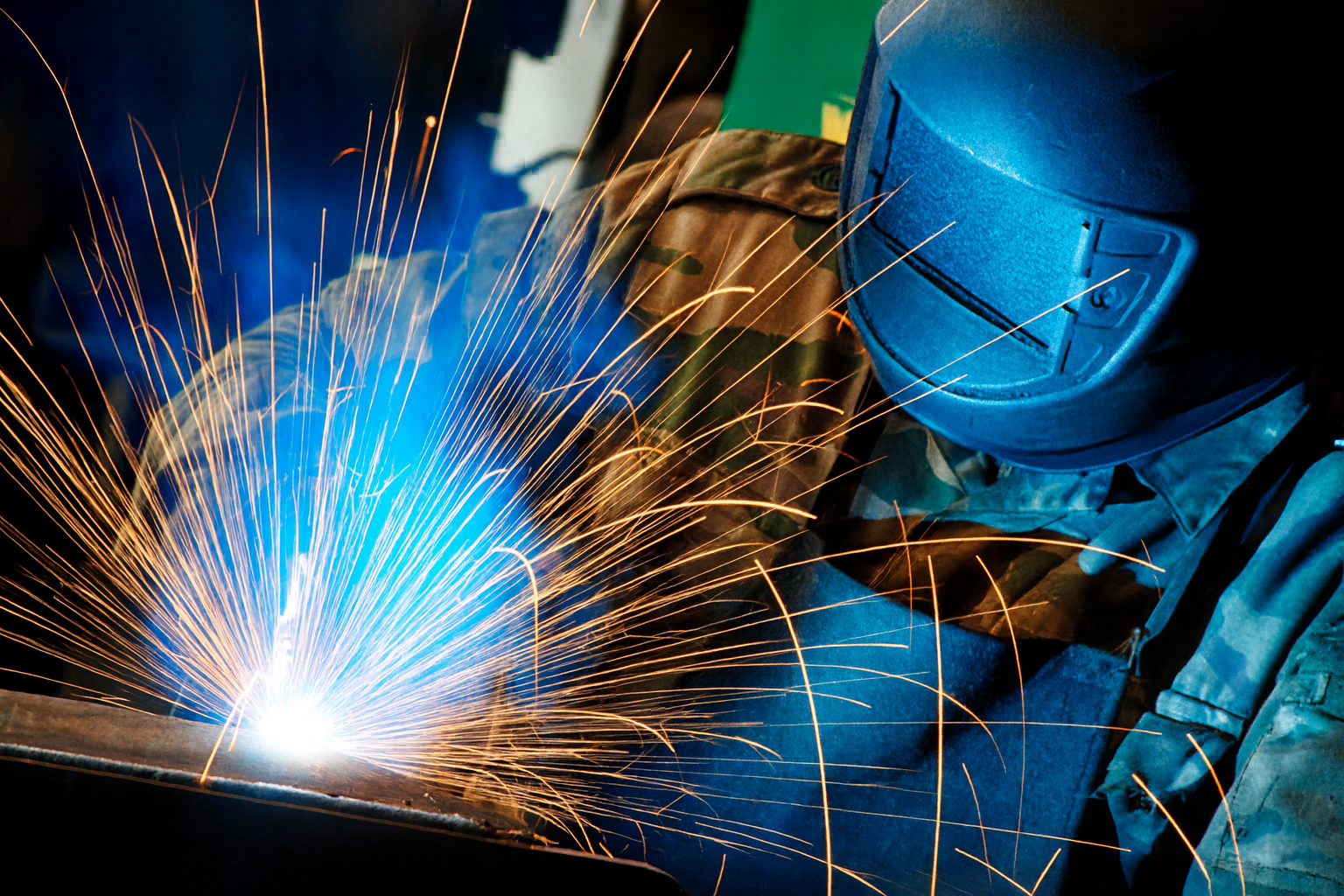 Outro soldador trabalhando em um ambiente industrial